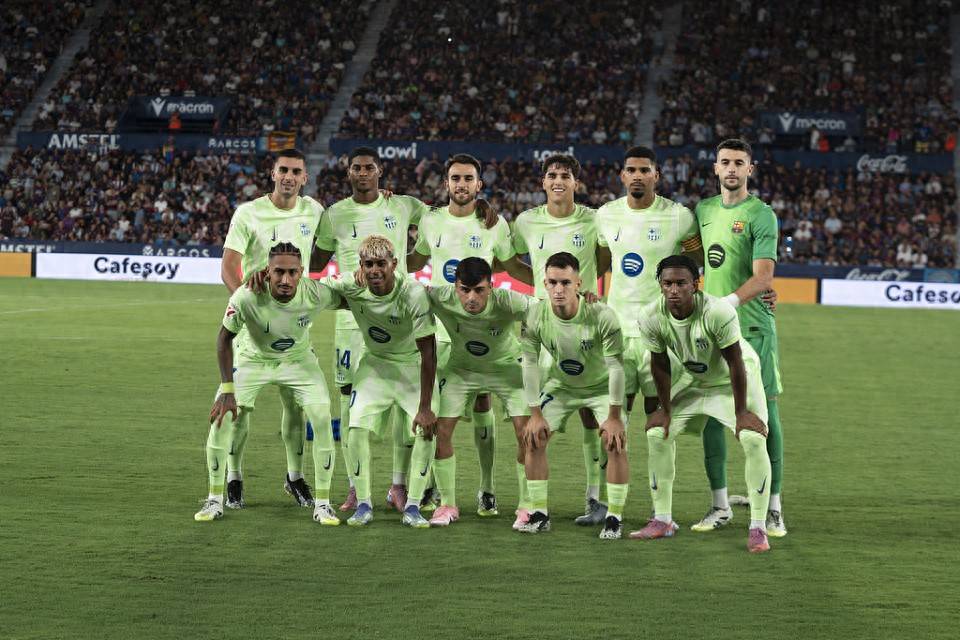 连丢2局！梁靖崑直摇头，孙颖莎耐心给他复盘，王艺迪一旁看热闹